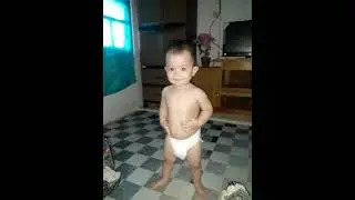 Anak kecil buka baju sampai telanjang bulat