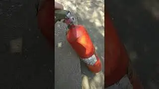 Деньги на ветер - огнетушитель ОУ-3, выпускаю CO2, как работает углекислотный огнетушитель #shorts