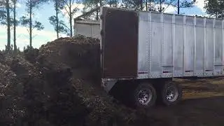 WALKING FLOOR® Trailer Unloading Poultry Litter