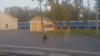 Фирменный поезд Псков - Москва прибывает на Станцию Дно.