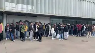 Miles de jóvenes hacen cola en la Balastera en Palencia para comprar las entradas de la ITA