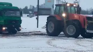Трактор МТЗ 3522 буксует на льду в сцепке с седельным тягачом МАЗ