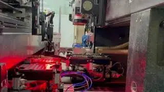 Double head cutting and swinging machine