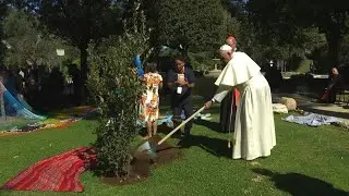 El papa planta un árbol en el Vaticano con indígenas de la Amazonía | AFP