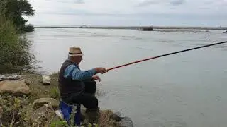 Рыбаки на реке Аше. Море и пляж у кемпинг 