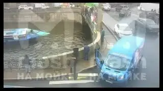 Петербург. Спасение пассажиров автобуса, упавшего в Мойку.