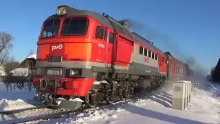 Тепловоз ДМ62-1738 с пригородным поездом из Сонково в Савёлово поднимает за собой снежную вьюгу