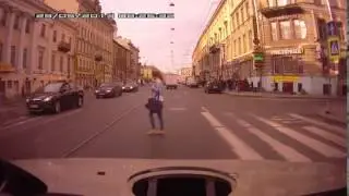 Чуть не убил девушку на дороге!