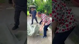 被绑人质趁人贩子不注意从车上滚落下来向路人求救，没想到被人贩子发现，这下惨了！