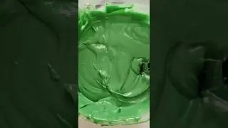How to mix emerald green colour for cake using ganache. #cakedecorating #cakebusiness #homebaker