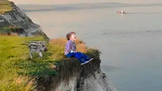 Забитый мальчик сидел на краю обрыва, готовясь совершить непоправимое, пока сзади не послышался писк