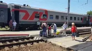 Железнодорожный вокзал в Лазаревском. Середина дня - пассажиров мало. Август 2019.