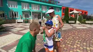 Эвелина Бледанс и Семочка  ДАРЯТ ПОДАРКИ Олегу Зубкову!