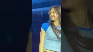 Lisa's reaction when a blink gave lisa 'Yadom' at concert 😂👀  