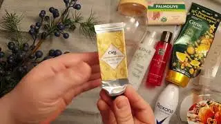 Пустые баночки уходовой косметики.