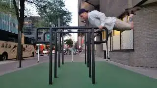 short workout while traveling in Montréal  몬트리올에서 약수터 평행봉을 보여주었다.