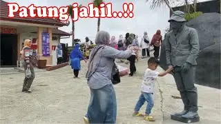 Patung kakek sugi jahil banget..!! Funny statue prank