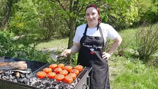 Женщина у мангала- это жесть? Фаршированный ПЕРЕЦ НА МАНГАЛЕ, цыганка готовит.