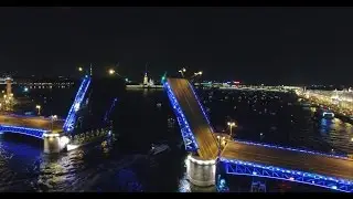 Развод дворцового моста с высоты птичьего полета.