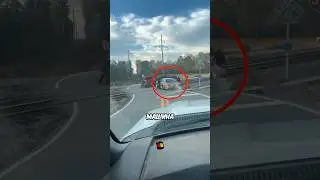 Машина заглохла посередине рельс 