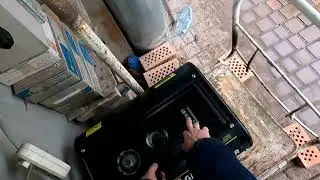 Заправка бытового бензинового электрогенератора.