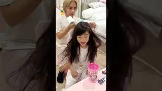 My 5 year old daughter asks me to dry her hair 💁‍♀️🎀