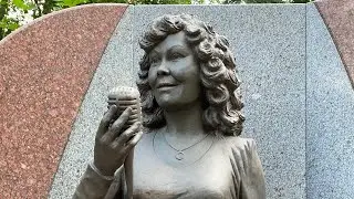 † Могила Альфии Авзаловой на Ново-Татарском кладбище Казани. Сентябрь 2022.