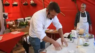 El pizzero Rodolfo Casasaya da una clase en la Feria del Queso de Hinojosa