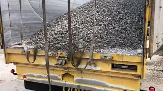 Our J-MAX® floor slat unloading gravel